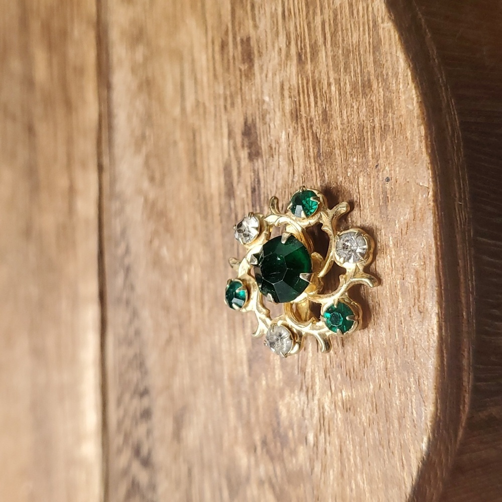 B505 vintage coro emerald brooch